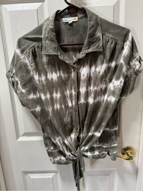 C&C California Olive Green and White Tie-Front Button Blouse